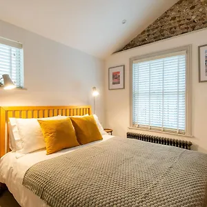 Beautiful, Central, 3 Min Walk From Beach, 2 King Doubles Brighton